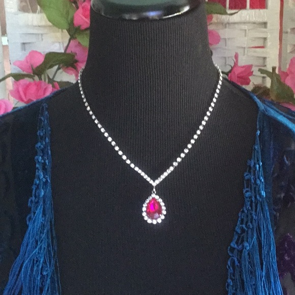 Fuchsia Pink Rhinestone Crystal Pendant Necklace 💖 EUC 💖 - Picture 3 of 10